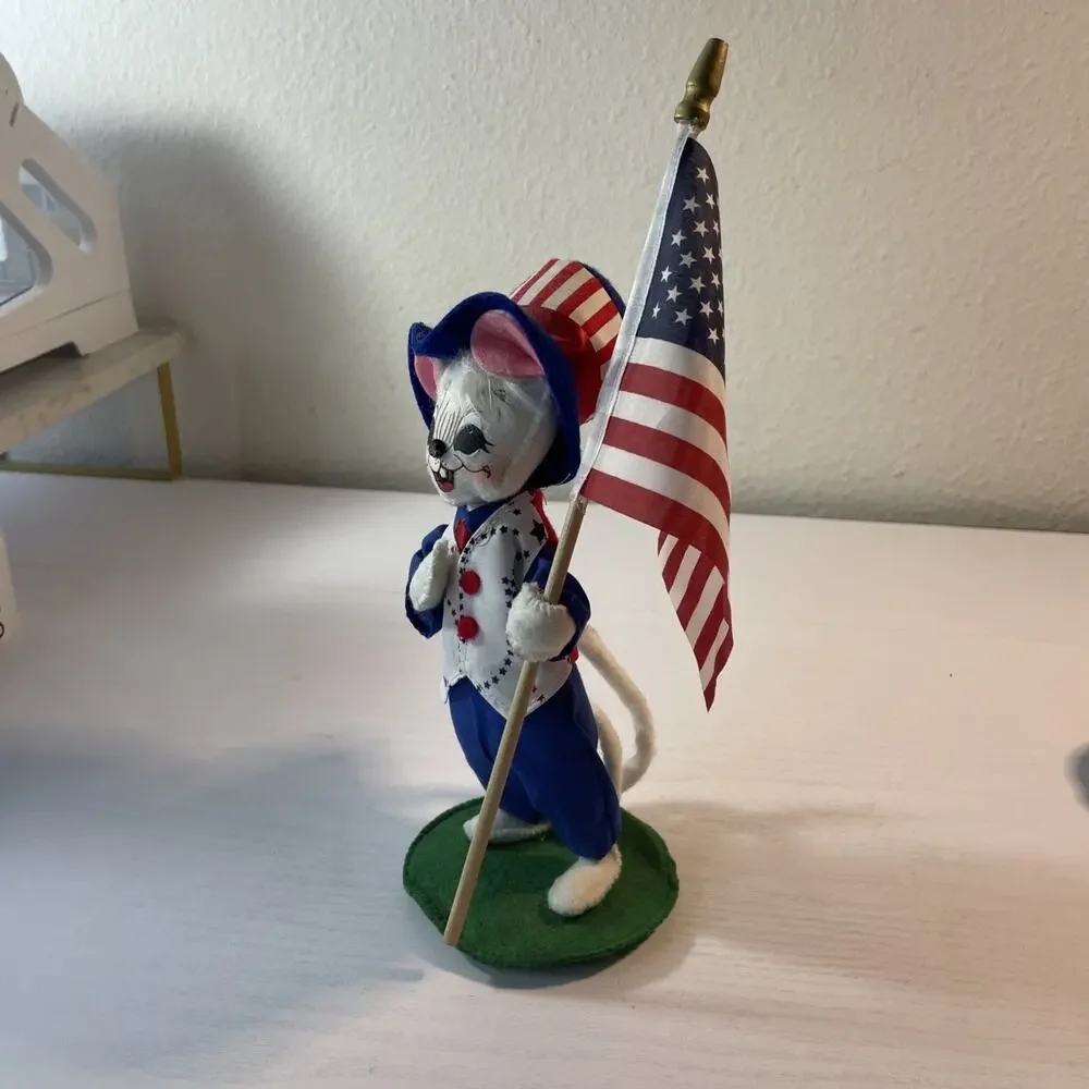 ANNALEE 7 3/4 INCH PATRIOTIC MOUSE WITH FLAG PREOWNED